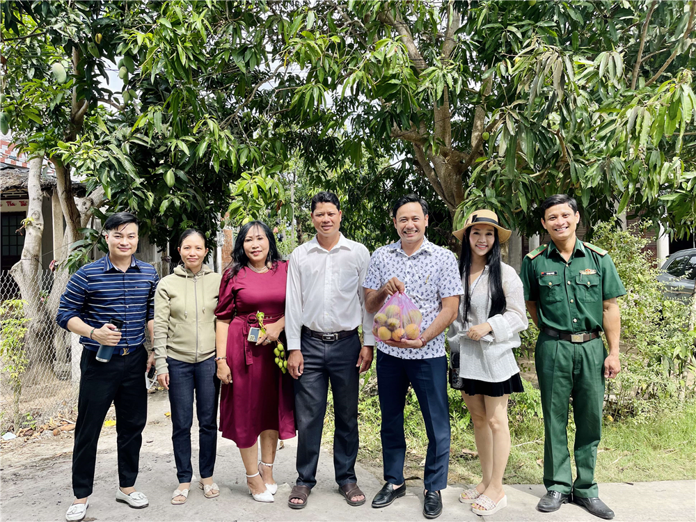 ĐẠI DIỆN KAR COFFEE KHẢO SÁT CÔNG TRÌNH XÂY CẦU TẠI TỈNH BẾN TRE CÙNG QUÂN DÂN